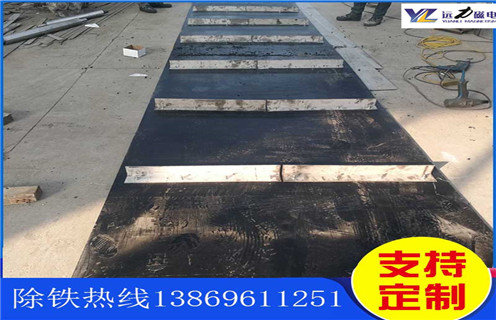 不銹鋼除鐵器皮帶廠家服務(wù)湖南皮帶懸掛式除鐵器，除鐵器卸鐵皮帶主要是安裝在各個(gè)型號(hào)的電磁、永磁自卸式除鐵器上，當(dāng)輸料皮帶上的散狀物料經(jīng)過(guò)自卸除鐵器底部時(shí)，混雜在物料中的鐵磁性雜質(zhì)在除鐵器磁芯強(qiáng)大的磁場(chǎng)力作用下被吸附到除鐵器卸鐵皮帶上，由不停運(yùn)轉(zhuǎn)的卸鐵皮帶將吸附住的鐵雜質(zhì)刮出，卸進(jìn)集鐵箱，從而達(dá)到自動(dòng)連續(xù)除鐵的目的。無(wú)需人工清理，實(shí)現(xiàn)了自動(dòng)化除鐵。  一、不銹鋼除鐵器皮帶廠家服務(wù)湖南皮帶懸掛式除鐵器選型指南：  1.提供卸鐵皮帶準(zhǔn)確的帶寬、周長(zhǎng)及厚度。  2.了解清楚所需卸鐵皮帶為一次性成型的環(huán)帶還是帶接頭式的，其次確認(rèn)卸鐵刮板為膠條一體式刮板還是不銹鋼刮板。  注：一般情況下，除鐵器生產(chǎn)廠家在生產(chǎn)除鐵器時(shí)用的是一次性成型的環(huán)帶，但用戶在后期更換時(shí)，一次性成型的環(huán)帶不方便更換及安裝，需將除鐵器大拆大卸，套上卸鐵皮帶之后，然后重新組裝，更換非常麻煩。帶接頭式的卸鐵皮帶就很大程度上解決了這一問(wèn)題，省去了拆裝除鐵器的過(guò)程，只需要將皮帶安裝之后在接頭處對(duì)接即可,省時(shí)省力，結(jié)實(shí)耐用。  二、不銹鋼除鐵器皮帶廠家服務(wù)湖南皮帶懸掛式除鐵器  除鐵器接通電源后，勵(lì)磁系統(tǒng)產(chǎn)生強(qiáng)大的磁場(chǎng)，當(dāng)輸送機(jī)械上的散狀物料經(jīng)過(guò)除鐵器下方時(shí)，混雜在物料中的鐵磁性雜物，在除鐵器磁場(chǎng)力作用下被不斷吸起(鐵磁性雜物重量為0.1-25kg)，吸附在除鐵器下表面上，當(dāng)需要除去吸附在除鐵器上的鐵磁性雜物時(shí)，可將除鐵器移至集鐵箱上方，切斷勵(lì)磁電源設(shè)備磁場(chǎng)消失，鐵磁性雜物在重力作用下掉入集鐵箱中。