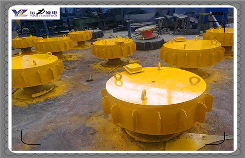 江西RCDC-8電磁除鐵器原理生產(chǎn)廠家_選型_河北江西RCDC-8電磁除鐵器原理生產(chǎn)廠家工作原理_價格，RCDC系列風冷自卸式電磁除鐵器，是在RCDA系列風冷懸掛式電磁除鐵器的基礎上增加了驅(qū)動電機、滾筒、帶刮板的卸鐵膠帶等組成的卸鐵機構。在工作過程中卸鐵機構自動將卸鐵皮帶上吸附的鐵磁性物質(zhì)拋到除鐵器以外的集鐵箱內(nèi)，無需停電人工清理，實現(xiàn)了除鐵自動化。  一、江西RCDC-8電磁除鐵器原理生產(chǎn)廠家_選型_河北江西RCDC-8電磁除鐵器原理生產(chǎn)廠家工作原理_價格  1、在鋼鐵廠、水泥廠、多用于礦渣除鐵和保護輥壓機、立磨、破碎機等重要設備。  2、計算機模擬設計。  3、結構簡單，易維護。  4、磁場強、功率大、磁透深度大。  5、采用軸流風機散熱線效果良好，電磁線圈溫升低。  6、用于輸送膠帶上任何物料的除鐵，對各種型號的破碎機、磨機等設備起著可靠的保護作用。