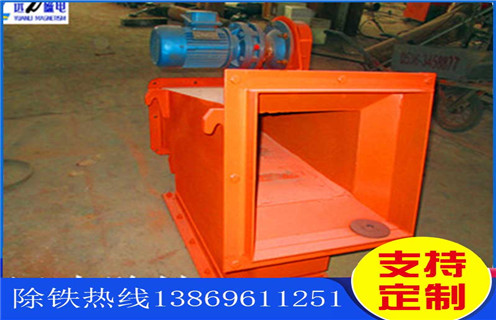 海南超強(qiáng)磁液體管道除鐵器_海南超強(qiáng)磁液體管道除鐵器批發(fā)價(jià)格_使用說明書原理型號，強(qiáng)磁除鐵器中的核心部件永磁體是以釹鐵硼稀土材料加工而的，很多人好奇那么除鐵器中的永磁體的磁性到底能維持多久呢?若是照正常的存儲條件的話，永磁鐵10年時(shí)間損失的磁場強(qiáng)度也不應(yīng)該超出1%。不過實(shí)際使用中，卻是有如下情況會大大加速強(qiáng)磁除鐵器磁力的衰減速度：  一、海南超強(qiáng)磁液體管道除鐵器_海南超強(qiáng)磁液體管道除鐵器批發(fā)價(jià)格_使用說明書原理型號  1、 過高的溫度：強(qiáng)磁除鐵器所處的周圍環(huán)境溫度如果高于釹鐵硼材料的穩(wěn)定溫度范圍就會加速其失磁，熱量會顯著降低永磁體的磁性。標(biāo)準(zhǔn)的釹鐵硼稀土材料的最高穩(wěn)定溫度為80℃。耐高溫永磁體一般在140℃。而鋁鎳鈷永磁體的最高使用溫度能都達(dá)到540℃，釤鈷永磁體及鐵氧體差不多是300℃。  3、 物理損傷：強(qiáng)磁除鐵器所用永磁材料的物料特性決定了，其整體是較為脆弱的，若是受到外力的撞擊很容易出現(xiàn)斷裂。受到外力損傷破損之后的釹鐵硼永磁體，磁性將會下降。  3、 焊接工藝：強(qiáng)磁除鐵器制造或安裝時(shí)永磁體周圍的焊接操作也會導(dǎo)致其磁性能下降，這一般是因?yàn)楹附舆^程中產(chǎn)生的熱量或電流所導(dǎo)致的。  4、 有液體侵蝕：若是強(qiáng)磁除鐵器的外殼受損，潮濕的空氣就有可能進(jìn)入設(shè)備內(nèi)，跟永磁鐵的鍍層相接觸，久而久之就會讓磁性材料產(chǎn)生氧化，進(jìn)而造成其磁性能的衰減。
